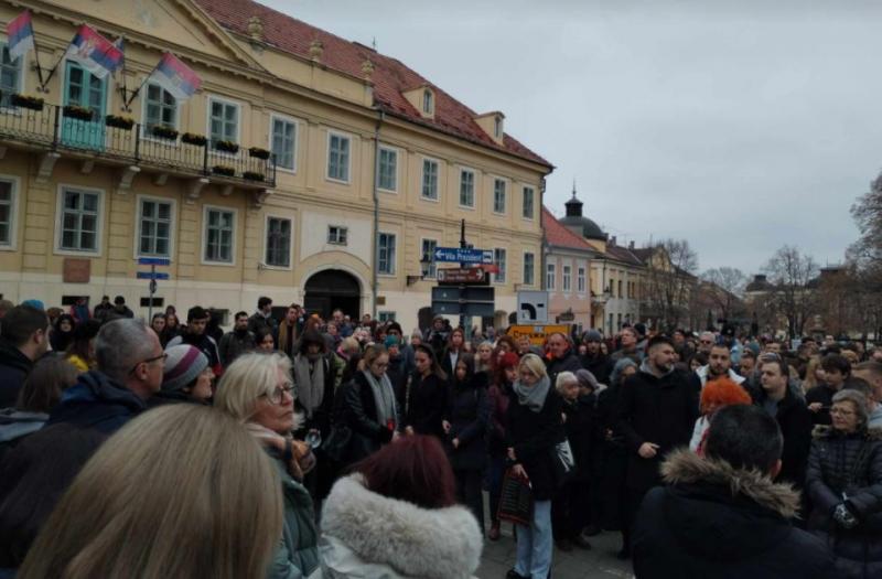 A Karlócai Gimnáziumnál egy nyugodt, de határozott tömeg gyűlt össze, amely világosan üzent a hatalomnak: Itt az idő a változásra!