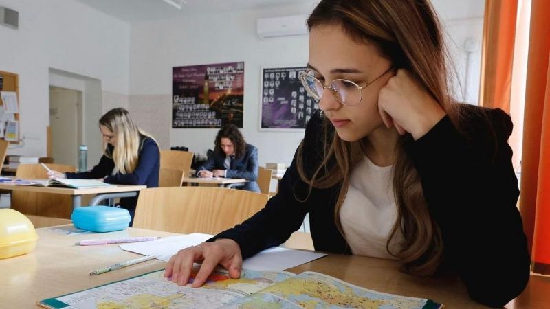 Két nap múlva elérkezik az érettségi pillanata! Mit is várhatnak a végzősök ezen a sorsfordító eseményen? Az izgalom és a feszültség egyaránt jelen lesz a levegőben, hiszen ez az időszak nemcsak a tudásról, hanem a felkészültségről és a bátorságról is szó