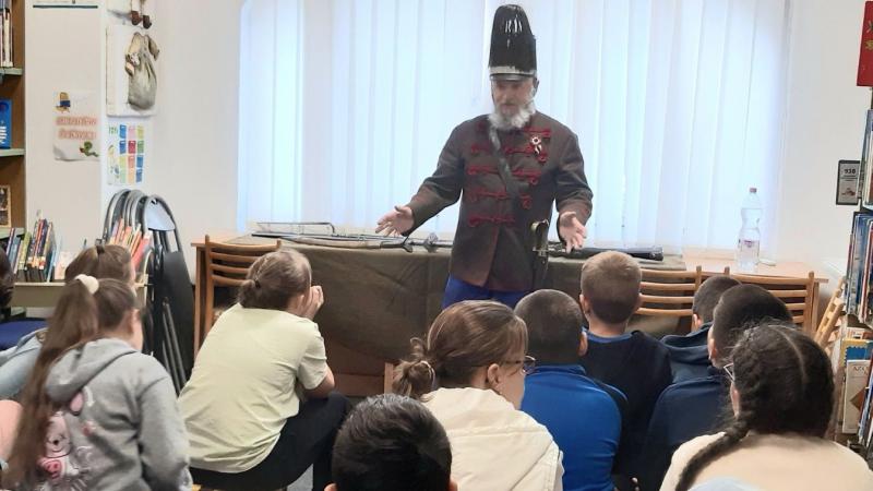 Bencze Tamás előadása a magyar dicsőség szellemét idézte meg, mélyen gyökerező kulturális örökségünkre és hazánk gazdag történelmére fókuszálva. Az esemény során a hallgatóságot lenyűgözte a múlt hőseinek bátorsága és a magyar nép kitartása, melyek inspir