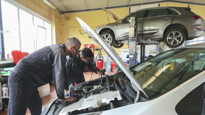 Egy szegedi szakember felfedte a titkot: ez az elektromos autó felülmúlja a Teslát! - nézd meg a videót!