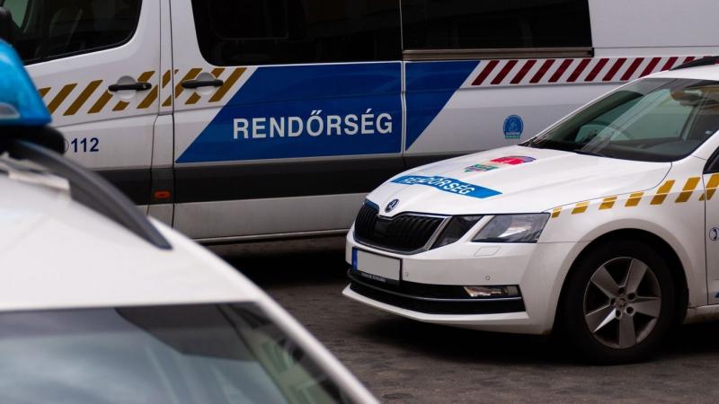 Megdöbbentő esemény történt Tarpán, ahol egy férfi tragikus módon életet oltott a felesége kezével. A történteket körüllengő rejtély és a feszültség csak fokozza a szörnyűség súlyát. Mi vezetett a végzetes cselekedethez, és milyen érzelmek állhattak a hát