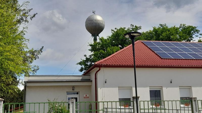 A víztorony meghibásodott, és a játszótérre özönlött a víz, mintha egy titkos forrás kinyílt volna a gyerekek világában.