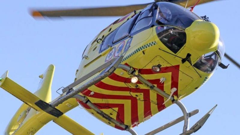 A Balaton vize mellett napfényben pihenő strandolók váltak hősökké, amikor észrevették a fuldokló férfit. Azonnal cselekedtek, és a gyors reagálásuknak köszönhetően sikerült kimenteniük az életveszélyből. A helyszínre mentőhelikopter is érkezett, hogy biz