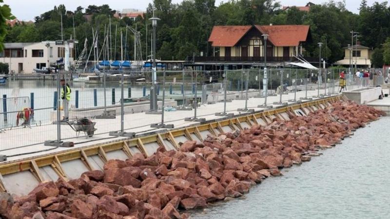 Megújul a balatonfüredi móló: már folyik a burkolási munka, ezt követi a zöldterületek kialakítása.