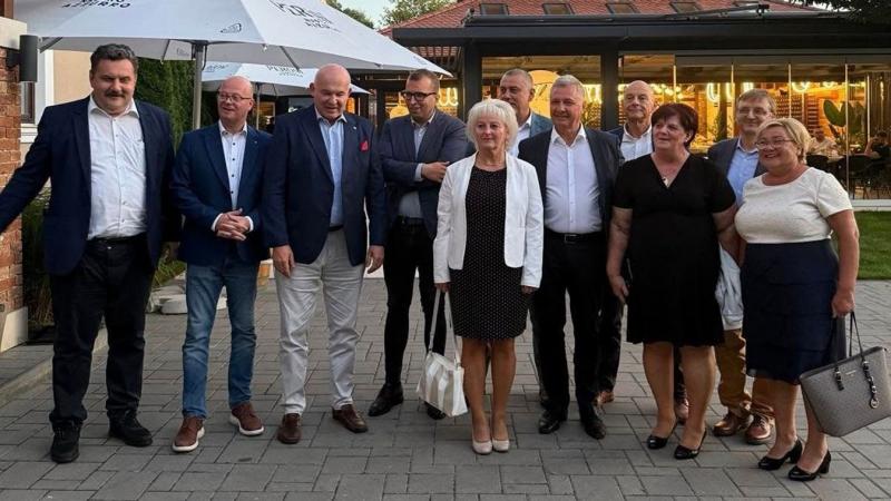 Aranylakodalom Szatmárnémetiben: lenyűgöző nyíregyháziak varázslatos ünnepe

Az aranylakodalom a házasság évtizedes ünneplésének különleges alkalma, amelyet Szatmárnémetiben ünnepeltek meg a helyi közösség tagjai. A rendezvény során a nyíregyháziak csodál