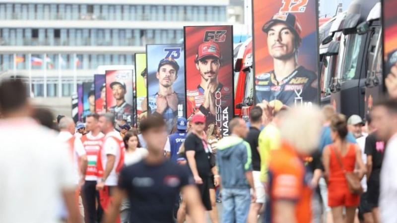 MotoGP-botrány és 25 rendőri beavatkozás a hétvégén

A legutóbbi MotoGP hétvége nemcsak izgalmas versenyeket hozott, hanem egy komoly botrányt is, amely 25 rendőri intézkedést vonzott maga után. Az események gyorsan és váratlanul alakultak, amikor a szurk