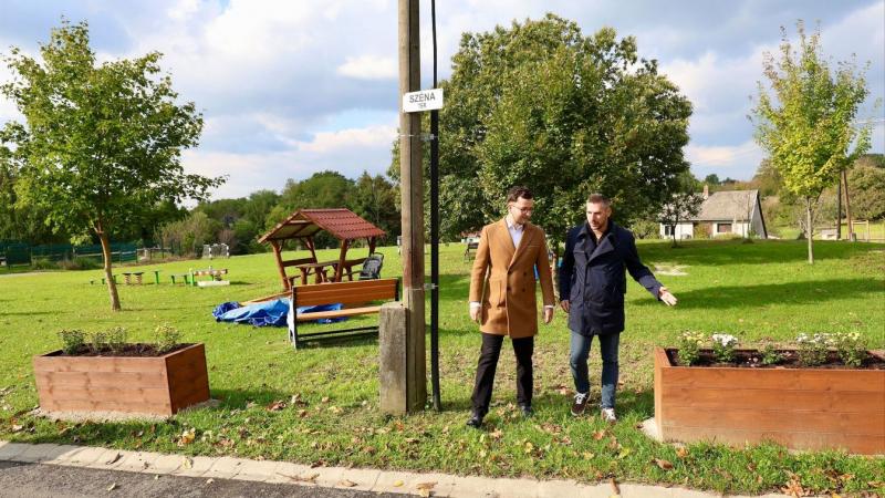 A városrész tere igazi zöld oázissá varázsolódott: ivókúttal, kerékpáros megállóval és a madarak számára is bőséges táplálékot biztosító környezettel büszkélkedhet. Fedezd fel a galériát és a videót, hogy még többet megtudhass erről a kellemes átalakulásr