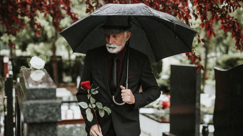 A halál nem csupán egy elkerülhetetlen vég, hanem az élet természetes része is. Ezen a napon, amikor megemlékezünk az eltávozottakról, méltó módon tiszteletet adhatunk nekik. Készüljetek velünk a Halottak Napjára egy inspiráló videóval, amely segít átgond