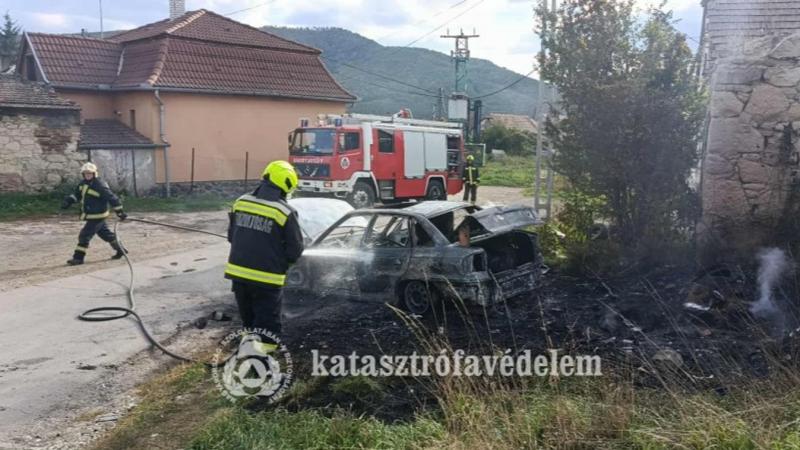 Fáklyaként ragyogott fel az éj sötétjében egy autó lángra kapása Nógrádban, amely komoly veszélyt jelentett a környező lakóházakra is. A tűz gyorsan terjedt, és az ott élők számára aggasztó pillanatokat okozott.