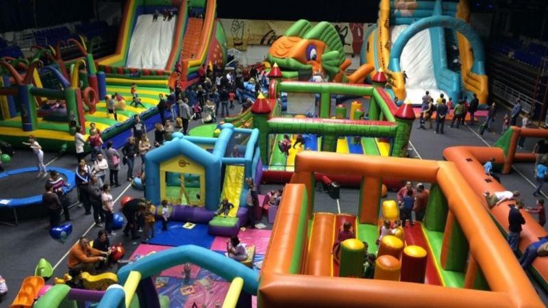 Izgalommal várjuk, hogy a Légvárvilág ismét megnyissa kapuit ebben a városi sportcsarnokban!