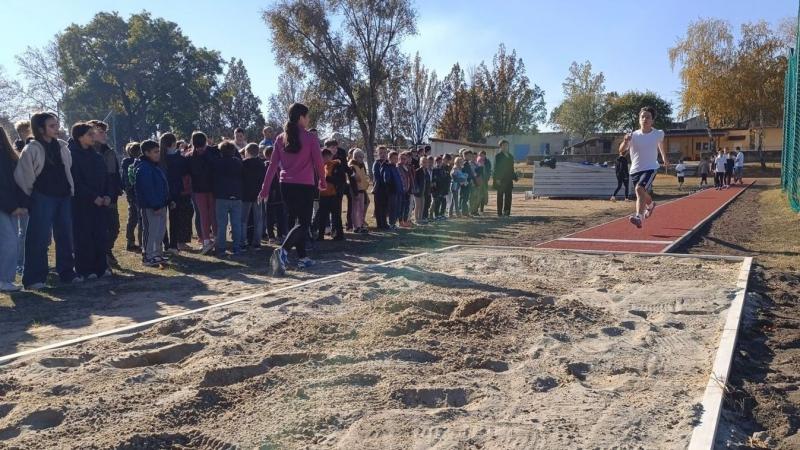 Kiskunfélegyházán új életre kelt a távolugró pálya, amely mostantól a hit, a bátorság és az önbizalom szimbólumaként tündököl. A frissítéseknek köszönhetően a sportolók számára nem csupán egy edzési lehetőség, hanem inspiráló helyszín is, ahol megvalósíth