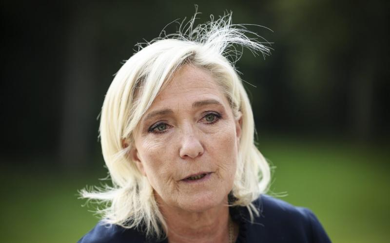 Marine Le Pen bejelentette, hogy elkötelezett a francia kormány parlamenti megbuktatásának előmozdítása mellett.