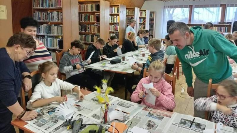 A BEOL híradása szerint különleges lámpásokat készítettek, majd az alkotásokkal a csillagfényes estébe indultak sétálni.