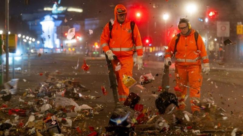 Az új normák kihívása: Szilveszter éjjelén ismét hatalmas felfordulás zajlott Berlin utcáin - Mandiner.