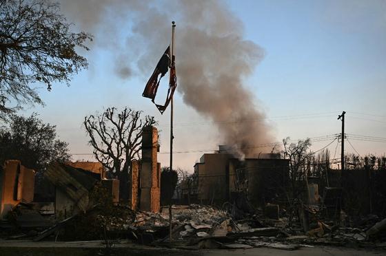 Üres tűzcsapok, menekülő biztosítók: a Los Angeles-i tűzvész katasztrófája hogyan alakult ki?