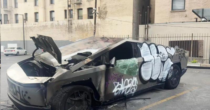 Miért található itt egy leégett, graffitikkel borított Tesla Cybertruck?