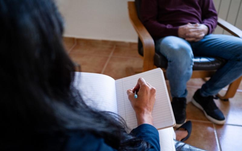 Sajnos még mindig sokan élnek a pszichológushoz járás stigmatizáló előítéletével, pedig a lelki egészség problémái egyre szélesebb körben érintenek minket.