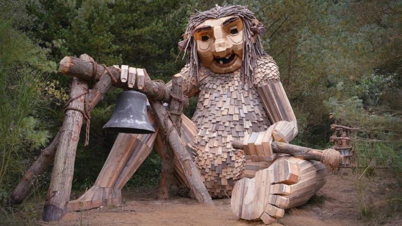 Vásárhelyen egy különleges projekt keretében újrahasznosított anyagok felhasználásával készül egy impozáns trollszobor. A műalkotás célja, hogy felhívja a figyelmet a fenntarthatóságra és a környezetvédelem fontosságára, miközben egyedi karakterével és mé