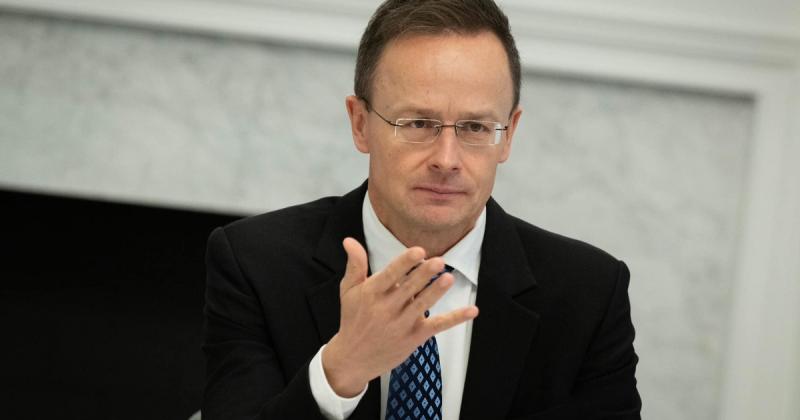 Szijjártó Péter hangsúlyozta, hogy Magyarországot próbálják felelőssé tenni Ukrajna támogatásának költségeiért. A külügyminiszter véleménye szerint ez a helyzet nemcsak igazságtalan, hanem a magyar érdekekkel is ellentétes. Kijelentette, hogy hazánk nem h