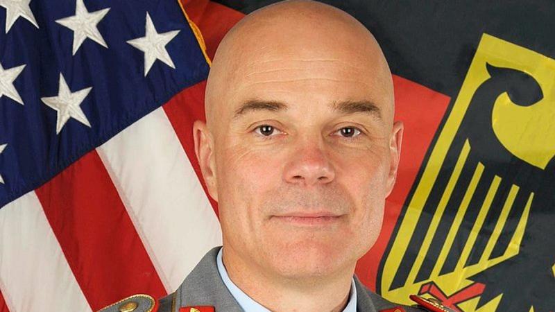 A NATO egyik vezetője nem megfelelő módon viccelődött a nemi erőszakról, ami miatt azonnali következményekkel kellett szembenéznie: elbocsátották a posztjáról.