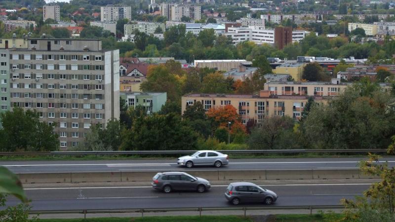 A befektetői aktivitás szorosan összefonódik az albérletpiac dinamikájával. Ahogy a befektetők egyre inkább érdeklődnek az ingatlanok iránt, úgy a bérleti díjak és a kínálat is jelentős változásokon mehet keresztül. A befektetők jelenléte nem csupán a pia