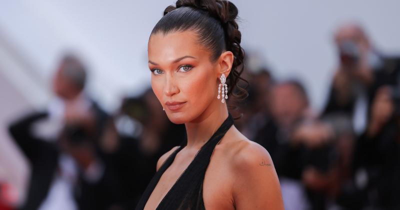 A szupermodell Bella Hadid drámai átalakuláson ment keresztül: barnás hajszínét most szőkére cserélte, ezzel teljesen megújítva megjelenését. Az új frizura igazán figyelemfelkeltő, és a modell stílusában is izgalmas változást hozott.