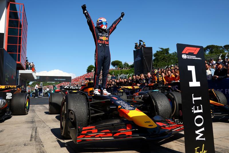 Max Verstappen lenyűgöző győzelmet szerzett Imolában, amely során a verseny minden pillanata tele volt izgalommal és feszültséggel.