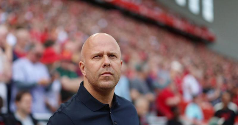 Arne Slot portréja is megjelenik a Kop molinóján.