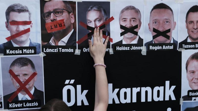 Budapesten, a Fidesz szájkosártörvénye ellen demonstrálva, sokan leragasztották a szájukat, ezzel is kifejezve tiltakozásukat.
