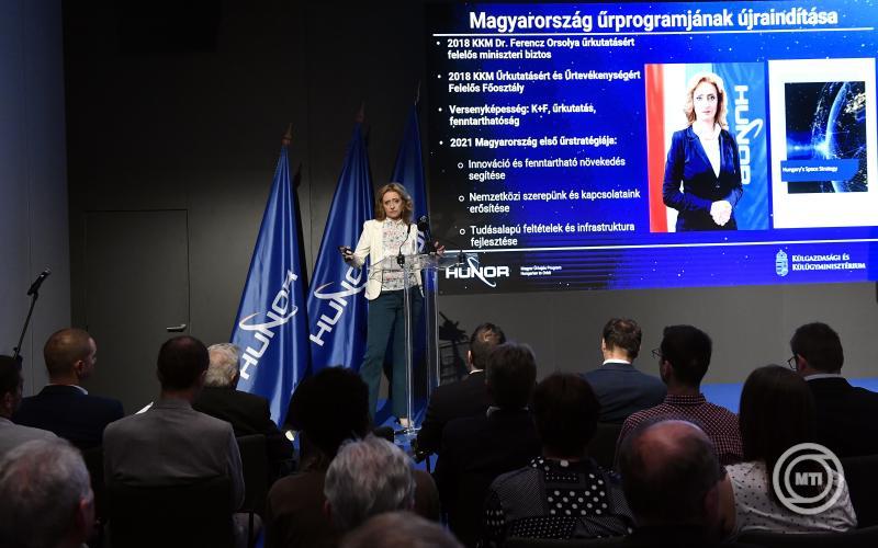 Az űrtechnológia nem csupán lenyűgöző tudományos vívmányokat takar, hanem számos biztonságpolitikai aspektust is magában hordoz. Az űr felfedezése és hasznosítása új lehetőségeket nyit meg a globális együttműködés terén, ugyanakkor kihívások elé is állítj