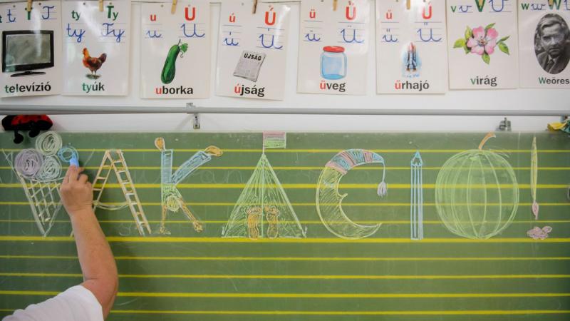 A ballagó nyolcadikosok egy különleges magyar daloskönyvet kapnak ajándékba.