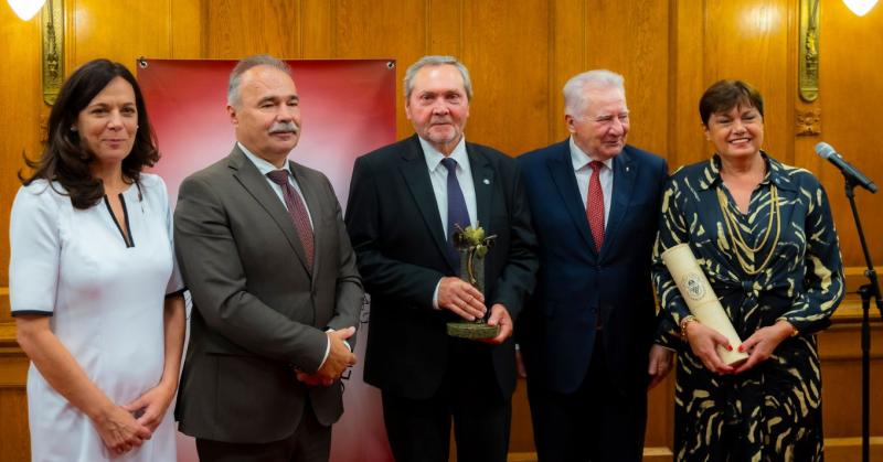 A kadarka újjászületése - Életműdíj Vesztergombi Ferencnek

A kadarka szőlőfajta, amely évszázadok óta a magyar borászat szívében foglal helyet, most újra reflektorfénybe kerül. Vesztergombi Ferenc, a kiváló borász és a kadarka elkötelezett híve, életműdí