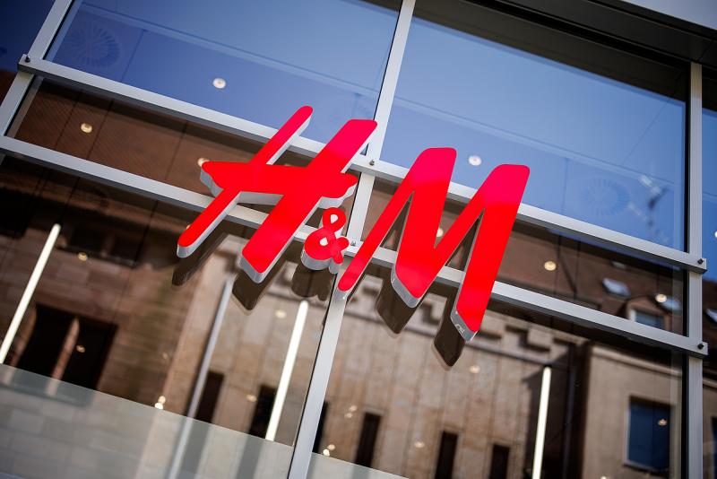 Bolti dolgozók testkamerát kapnak: a H&M helyzete komoly aggodalomra ad okot.