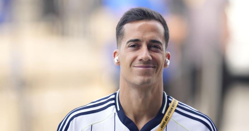 A Real Madrid búcsút intett klubjának ikonikus alakjának, aki hosszú éveken át a csapat szívét és lelkét jelentette. Az elbúcsúzás pillanatai tele voltak érzelemmel, és a szurkolók hálával adóztak a legendás játékos emlékének, aki számos felejthetetlen pi