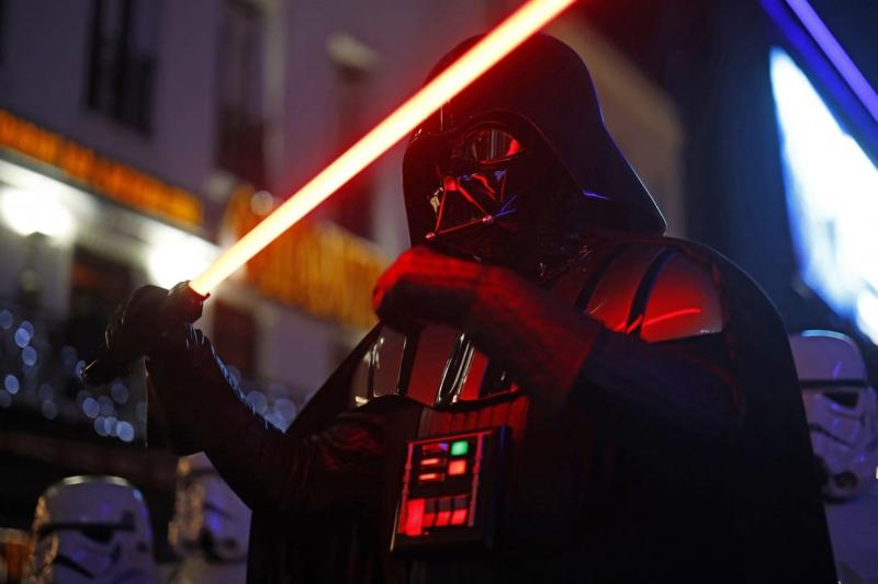 Darth Vader legendás fénykardját árverésre bocsátják! A galaxis egyik leghíresebb relikviája, amely szimbolizálja a sötét oldal erejét és a Jedi-rend bukását, most lehetőséget ad a gyűjtőknek és a Star Wars rajongóknak, hogy birtokba vegyék ezt a különleg