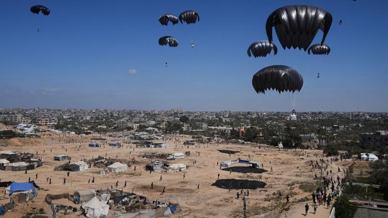 Repülőgépek humanitárius segélyt juttattak el a Gázai övezetbe, amidőn izraeli támadások következtében legalább 18 ember életét vesztette.
