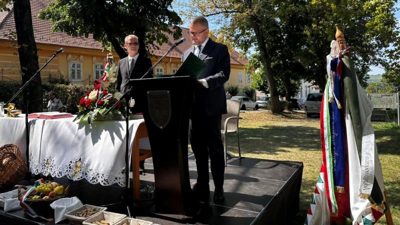 Szimbolikus helyszínen adta át Magyar Péter díját a Fidesz győri politikusa.