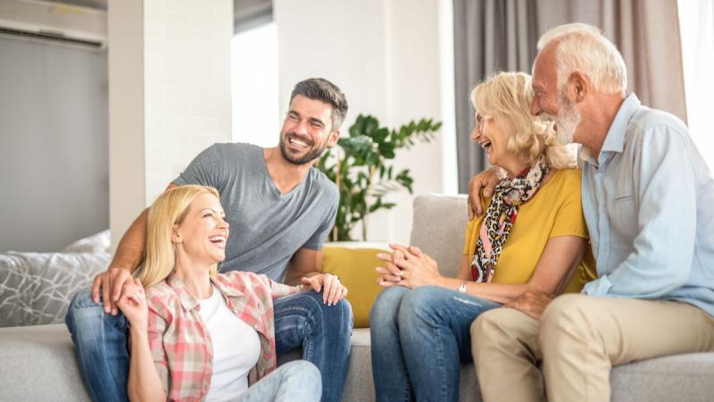 **Segítség, anyósékkal élek: hogyan éld túl a többgenerációs együttélést?**

A többgenerációs családi élet kihívásokkal teli, de egyben rengeteg lehetőséget is rejt magában. Ha anyósékkal osztod meg az otthonodat, talán már te is tapasztaltad, hogy a közö