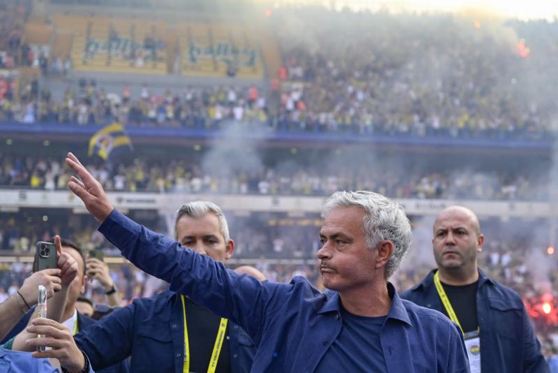 Még csak most kezdődött a szezon, de Mourinhót máris eltávolították a posztjáról.