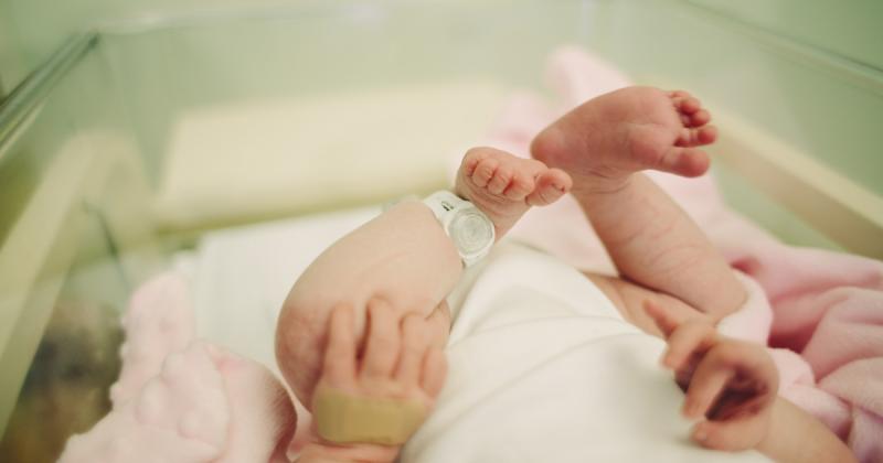 Tragikus hírek érkeztek Romániából: egy újabb csecsemő vesztette életét kórházi fertőzés következtében, ezzel már a hetedik esetet jegyzik az utóbbi időszakban. A helyzet aggasztó, és sok kérdést vet fel a kórházi környezet biztonságával és a fertőzések m