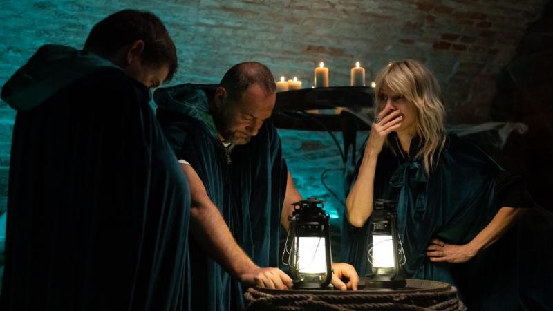 A legelső gyilkosság eseménye lezajlott az Árulók című történetben. Az eset drámai fordulatot hozott a cselekménybe, és feszültséget generált a szereplők között. A titkok és intrikák hálója egyre sűrűbbé vált, miközben a gyanú árnyékában mindenki saját ér