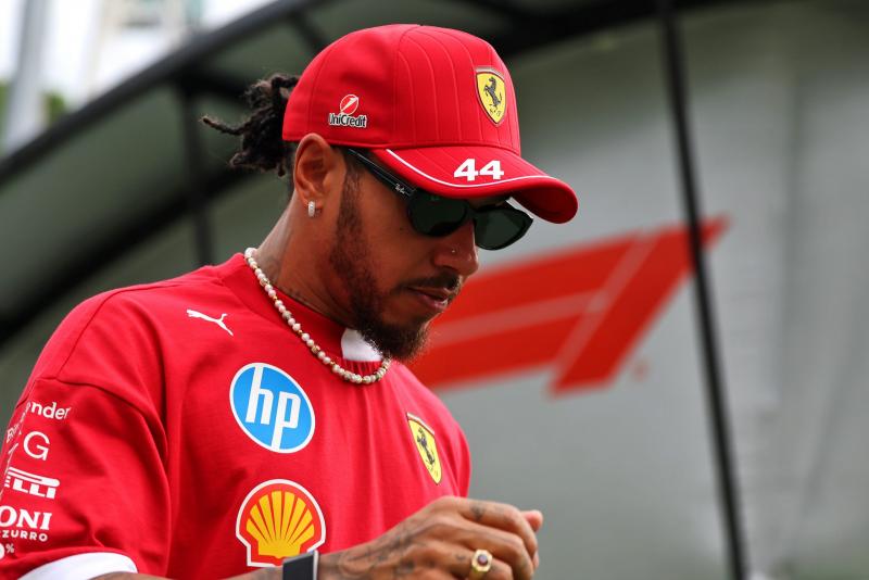 Hamilton büntetlenül megúszta a piros zászlós incidenset | M4 Sport

Lewis Hamilton úgy tűnik, hogy megúszta a piros zászlós helyzet következményeit, miután a versenybírók döntése alapján nem kapott büntetést. A Formula-1 világában ez a fejlemény sok vitá