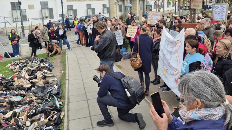 Lyukas cipőket halmoztak fel a Karmelita elé, amelyeket szociális és gyermekvédelmi szakemberek hoztak, hogy felhívják a figyelmet a rászoruló gyermekek helyzetére.