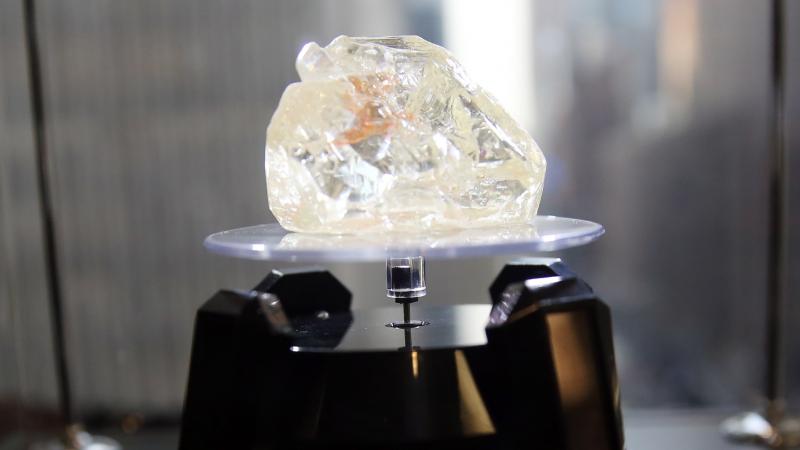 Két fiatal felfedező, akik még csak a tinédzserkor küszöbén állnak, egy lenyűgöző, 2 milliárd forint értékű gyémántot bányásztak ki. Az értékes kincsért cserébe hatalmas pénzösszeg üti a markukat.