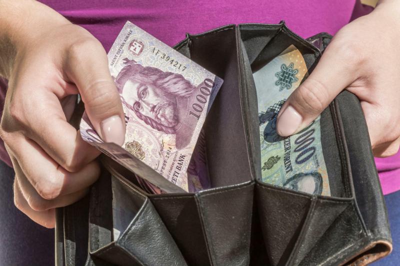 A fizetésemelések üteme lelassult, és a nyár végére megint csökkent az átlagbérek szintje.