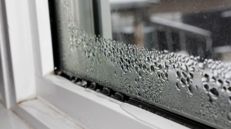 Nálad is bepárásodik az ablak a fűtési időszakban? Ne hagyd figyelmen kívül, mert komoly problémákra utalhat: a javítás költségei meglepően magasra rúghatnak! - Pénzcentrum