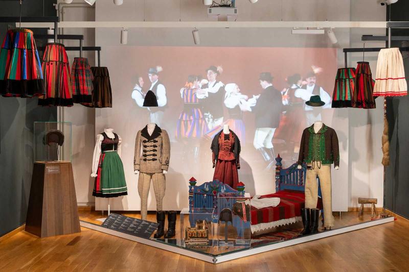 **Kik is valójában a székelyek? - Egy különleges kiállítás válaszol Sepsiszentgyörgyön**

A székelyek története és kultúrája mély gyökerekkel bír, amely évszázadok során formálódott. Sepsiszentgyörgyön egyedülálló kiállítás nyílik, amely rávilágít a széke