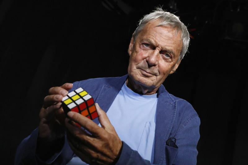 Felfedték Rubik Ernő lenyűgöző, 2000 millió forint értékű házának belső terét, amely valóban páratlan látványt nyújt. Olyan részletek és megoldások vannak benne, amiket eddig még soha nem tapasztaltál!