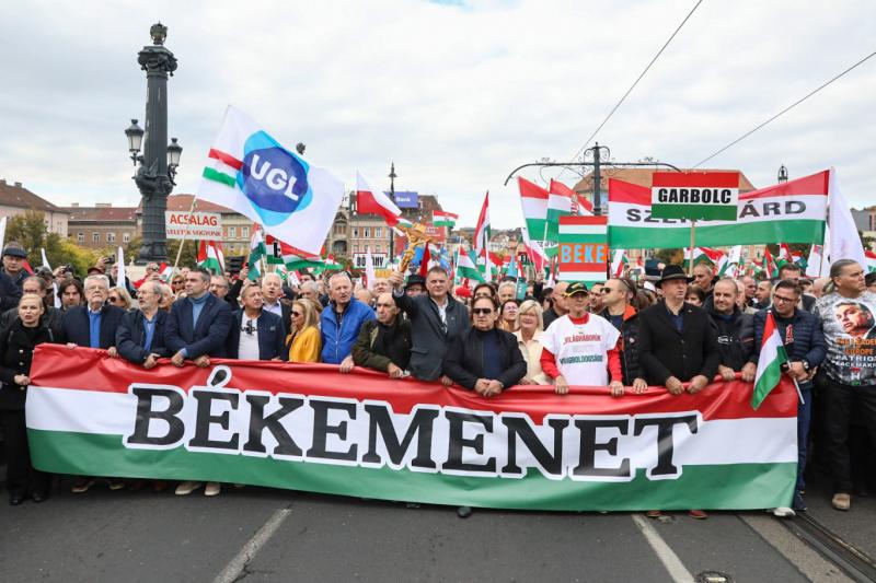 Halkan súgom, hogy a többiek ne halljanak: nem tartozom a Fidesz táborához. Írd meg, hogy ez a politikai formáció bukásra van ítélve!