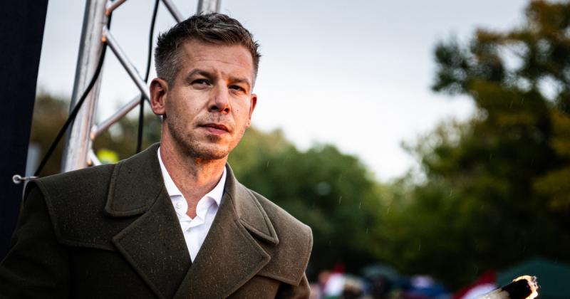 Magyar Péter: Az a lobogó, amelynek közepén egy lyuk tátong, a világ egyik legmeghatározóbb szimbólumává nőtte ki magát.